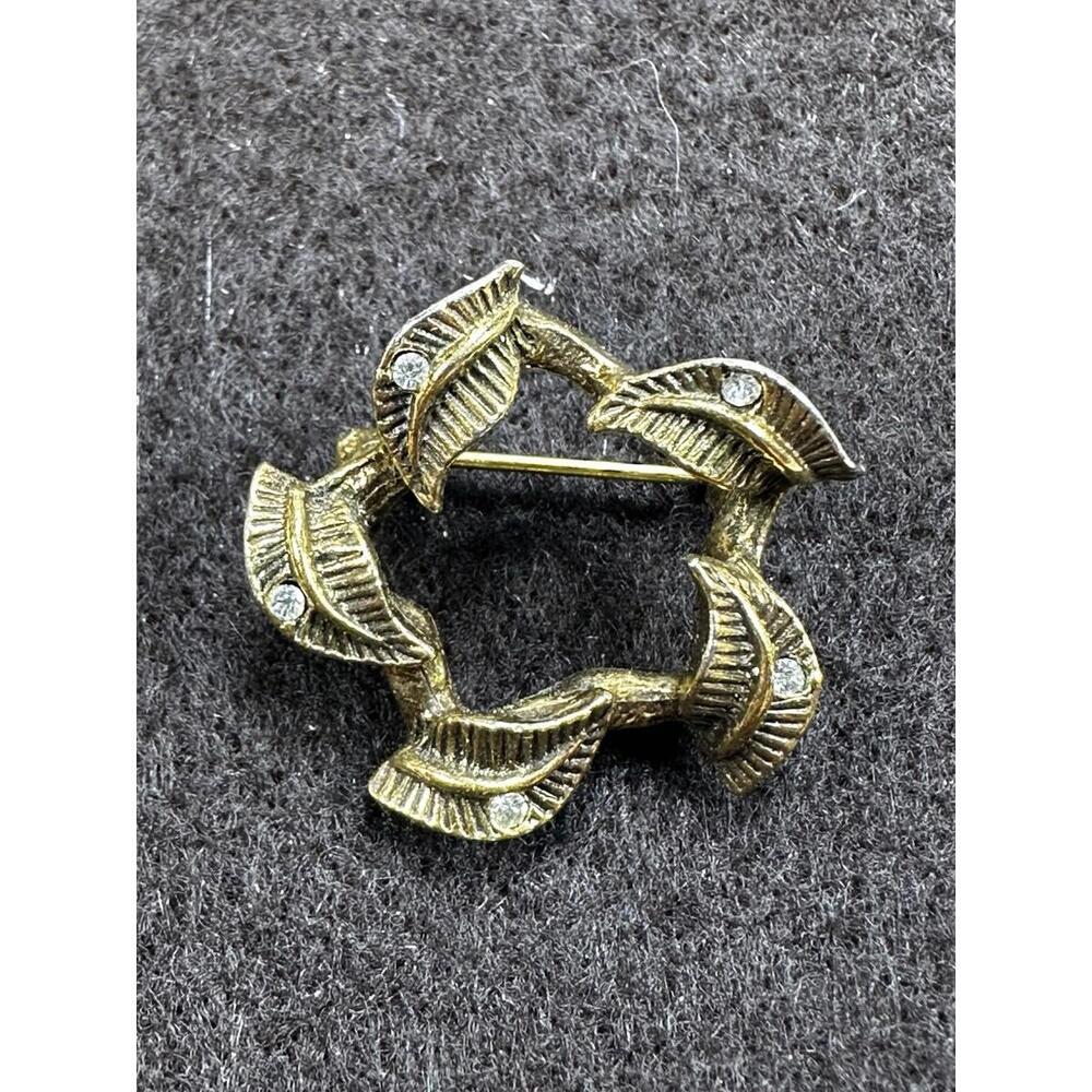 Vintageā Gold Tone Leaf Wreath Brooch Rhinestone Accent Textured Foliage Pin 1"